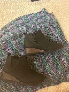 Toms girls ankle wedge boots size 2